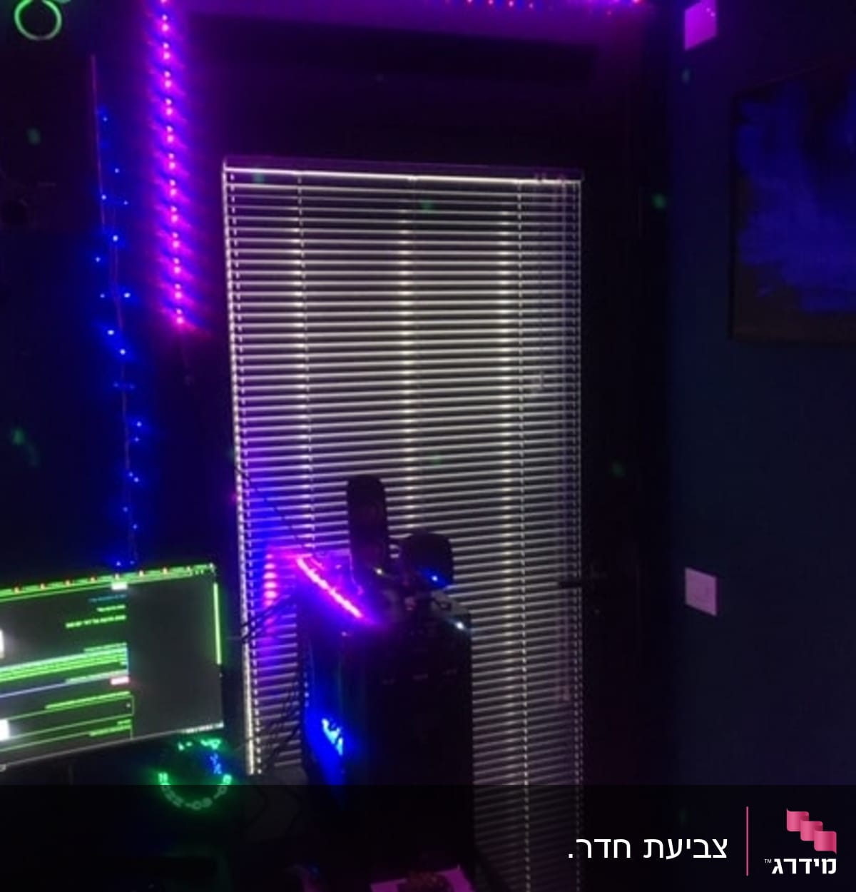 חדר עם תאורה צבעונית ומחשב